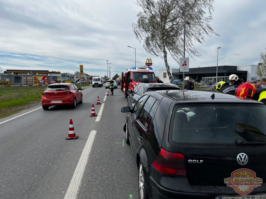 Verkehrsunfall B8 - Feuerwehr Deutsch-Wagram